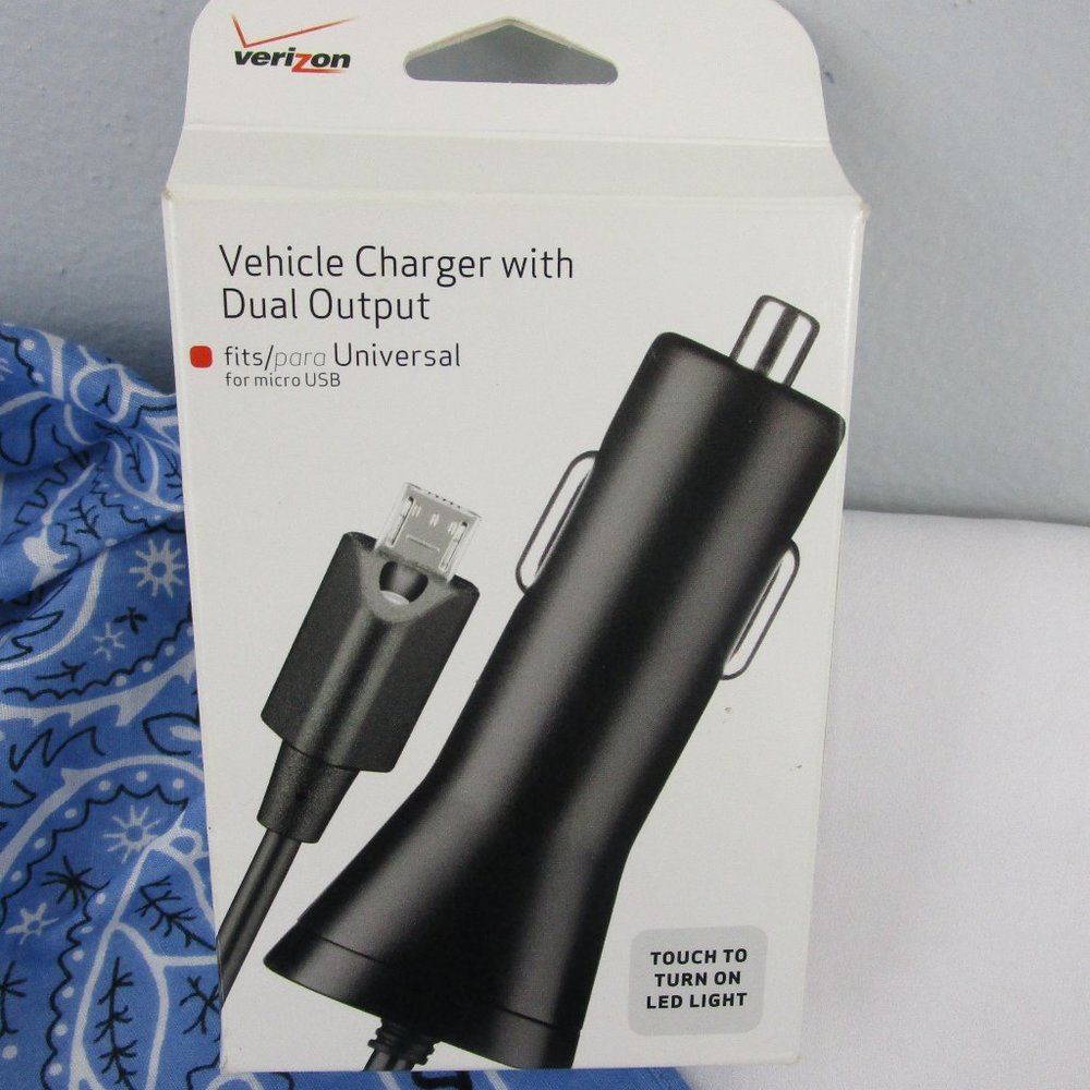 NIB Micro USB Car Charger LED-Light & Dual Output